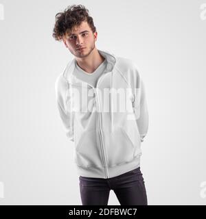 Maquette d'un sweat-shirt blanc avec poches, cordons de serrage sur la capuche et une fermeture à glissière, habillée sur un gars, isolée sur le fond. Modèle de sportswear élégant Banque D'Images