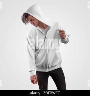 Maquette de sweat à capuche blanc avec poche, fermeture à glissière, sur un gars dans une capuche, redressant les liens, avec sa tête vers le bas, isolé sur le fond. Vêtements de sport Templa Banque D'Images