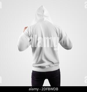 Modèle de sweat-shirt blanc élégant sur un gars dans une capuche, vêtements tendance pour homme, vue arrière, isolé sur l'arrière-plan. Maquette de sweat à capuche vierge pour presenta Banque D'Images