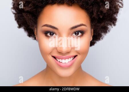 Photo courte de fille afro-américaine positive apprécier teint de teint esthétique soin de la peau procédure pure rendant la peau idéale parfait Banque D'Images