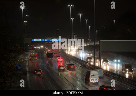 Glasgow, Écosse, Royaume-Uni. 4 décembre 2020. Photo : malgré plus de neige pendant la nuit, l'autoroute M8 ce matin à l'heure de pointe à 7:00 a montré des projections de surface avec beaucoup d'eau pulvérisée par les véhicules, rendant les conditions de conduite difficiles. Crédit : Colin Fisher/Alay Live News Banque D'Images