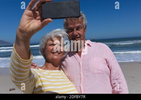 Couple caucasien senior sur la plage prenant le selfie avec un smartphone Banque D'Images