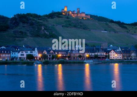 Village allemand Alken le long de la Moselle avec le château (Burg) de Tdurant sur la colline en arrière-plan au crépuscule. Banque D'Images