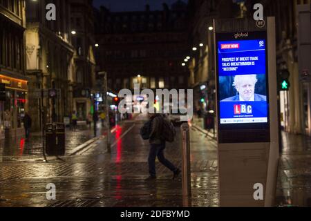 Glasgow, Écosse, Royaume-Uni. 4 décembre 2020. En photo : un écran de télévision d'informations en direct dans le centre-ville de Glasgow montrant le Premier ministre britannique, Boris Johnson MP, avec un titre, LA PERSPECTIVE D'UNE PERCÉE DES NÉGOCIATIONS COMMERCIALES SUR LE BREXIT EST « restreint ». Avec une rue vide en arrière-plan pendant ce qui serait normalement une scène de rue de matin de pointe. Crédit : Colin Fisher/Alay Live News Banque D'Images