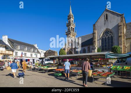 France, Finistère, Carantec le long du sentier de randonnée ou du sentier de douane GR 34, marché au pied de l'église Saint-Carantec du XVIe siècle Banque D'Images