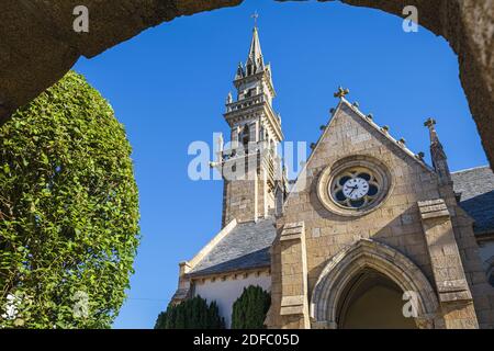 France, Finistère, Carantec le long du sentier de randonnée ou du sentier de douane GR 34, église Saint-Carantec du XVIe siècle Banque D'Images