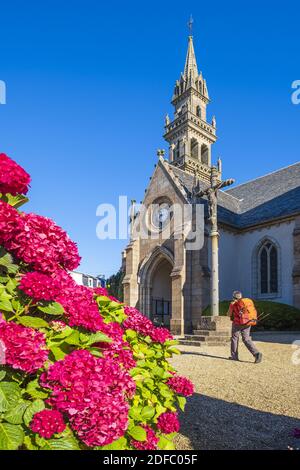 France, Finistère, Carantec, randonnée le long du sentier de randonnée GR 34 ou du sentier des douanes, église Saint-Carantec du XVIe siècle Banque D'Images