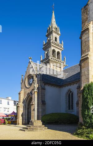 France, Finistère, Carantec le long du sentier de randonnée ou du sentier de douane GR 34, église Saint-Carantec du XVIe siècle Banque D'Images