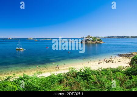 France, Finistère, Carantec le long du sentier de randonnée ou du sentier de douane GR 34, de la plage de Tahiti et de l'île Louet dans la baie de Morlaix Banque D'Images