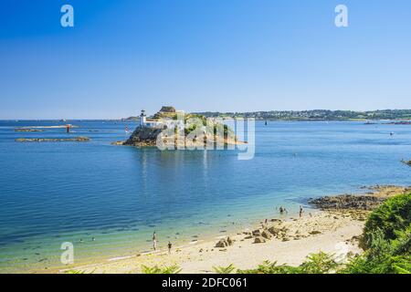 France, Finistère, Carantec le long du sentier de randonnée ou du sentier de douane GR 34, de la plage de Tahiti et de l'île Louet dans la baie de Morlaix Banque D'Images