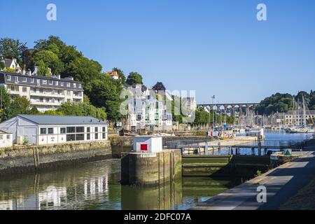 France, Finistère, Morlaix le long du sentier de randonnée ou du sentier de douane GR 34, de la rivière Morlaix et de la marina Banque D'Images