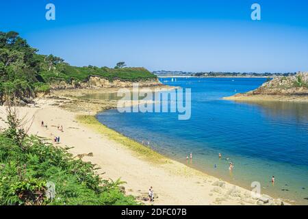 France, Finistère, Carantec le long du sentier de randonnée ou du sentier de douane GR 34, plage de Tahiti dans la baie de Morlaix Banque D'Images