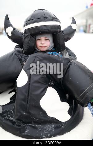 Portrait d'un enfant en costume de sumo en hiver Banque D'Images