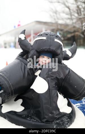 Portrait d'un garçon en costume sumo en hiver Banque D'Images