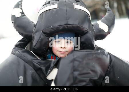 Portrait de l'enfant en costume sumo en hiver Banque D'Images