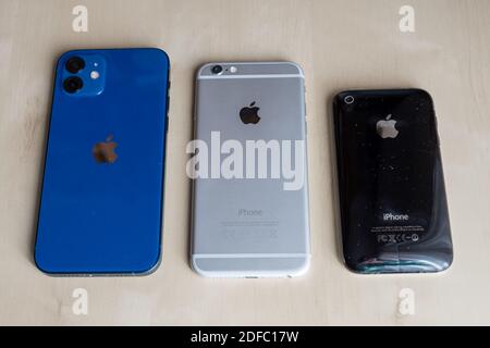 CUPERTINO, ÉTATS-UNIS - 26 novembre 2020 : comparaison côte à côte d'Apple iPhone 3GS, 6 et 12 Banque D'Images