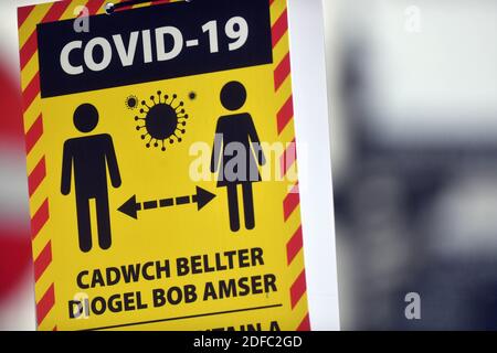 Caerphilly, au pays de Galles, à la fin du premier mois sur les dernières restrictions de verrouillage de Covid 19/ coronavirus. Le coronavirus, covid - pandémie de 19, en 2020, a mis une grande partie du Royaume-Uni et du monde, en confinement. Alors que le gouvernement tente de supprimer le virus, tout en maintenant l'économie en marche, il lève les restrictions dans certains endroits, comme les bars et les restaurants, avec des distances sociales, mais parfois il doit imposer des blocages locaux si le taux de reproduction, le taux 'R', du virus augmente. Caerphilly, au pays de Galles, est l'un des endroits où un deuxième confinement a dû être appliqué. Photo prise 8th Octo Banque D'Images