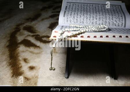 Livre Saint du Coran avec calligraphie arabe écrite et perles de prière, foyer sélectif Banque D'Images
