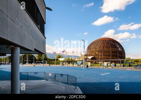 Entrée du CERN, Organisation européenne pour la recherche nucléaire près de Genève, avec le Globe de la science et de l'innovation au loin. Banque D'Images