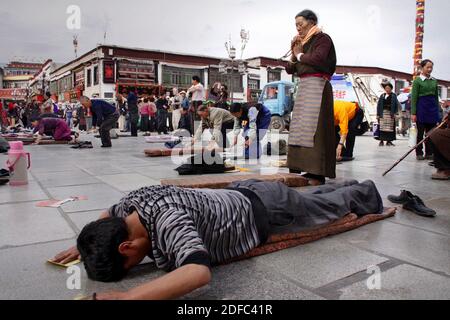 Chine, Tibet, faisant Kora autour du temple de Jokhang à Lhassa, peuple tibétain priant Banque D'Images