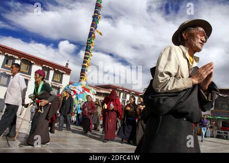 Chine, Tibet, faisant Kora autour du temple de Jokhang à Lhassa, peuple tibétain priant Banque D'Images