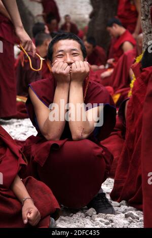 Chine, Tibet, Lhassa, moine tibétain heureux dans le temple de Jonkhang Banque D'Images