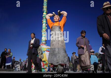 Chine, Tibet, faisant Kora autour du temple de Jokhang à Lhassa, peuple tibétain priant Banque D'Images