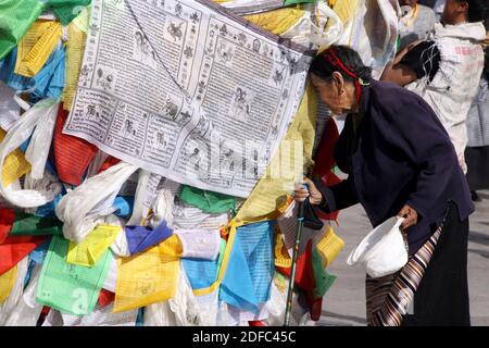 Chine, Tibet, faisant Kora autour du temple de Jokhang à Lhassa, peuple tibétain priant Banque D'Images