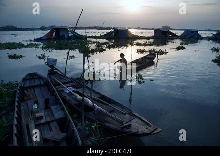 Vietnam, magnifique coucher de soleil paysage sur le Mékong avec bateau d'une île de Binh Banque D'Images