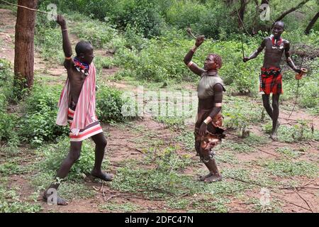 Éthiopie, homme Hamer foulant une femme pendant la cérémonie de saut à la taureau (rituel Ukuli) par la tribu Hamer Hamar Banque D'Images