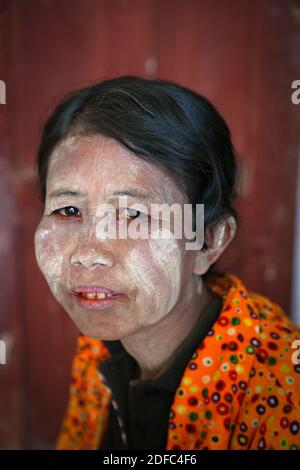 Myanmar (Birmanie), portrait d'une femme avec de la poudre de thanaka sur son visage à Nyaung Shwe Banque D'Images