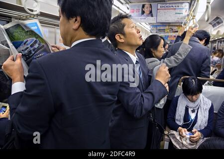 Japon, foules et heures de pointe tôt le matin pour les travailleurs du métro de Tokyo Banque D'Images