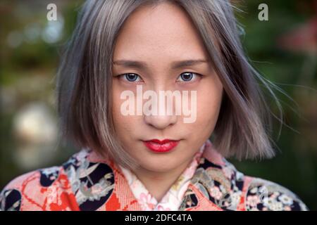 Japon, portrait d'une jeune fille japonaise avec lentilles de contact colorées à Kyoto Banque D'Images