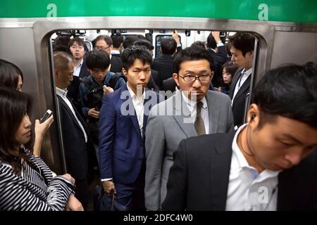 Japon, foules et heures de pointe tôt le matin pour les travailleurs du métro de Tokyo Banque D'Images