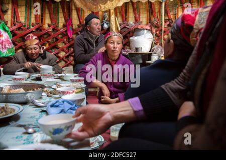 Kirghizistan, repas à l'intérieur d'une yourte nomade traditionnelle au lac Song Kol Banque D'Images