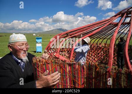 Le Kirghizistan, une famille nomade construit une yourte traditionnelle près du lac Song Kol Banque D'Images