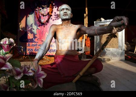 Inde, naga saddhu Saddhu baba pendant la célébration de Shivaratri à Varanasi Banque D'Images