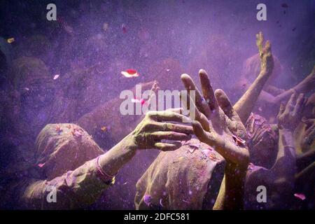 Inde, les mains de veuves indiennes célébrant Holi à Vrindavan Banque D'Images