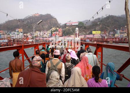 Inde, Uttarakhand, Haridwar, les pèlerins avancent sur un pont en direction de Har-Ki-Pa?ri pour aller se baigner dans le Gange pendant la mela Kumbh Banque D'Images