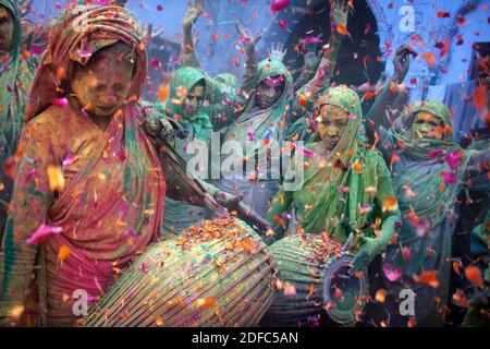 Inde, veuves indiennes célébrant Holi à Vrindavan Banque D'Images