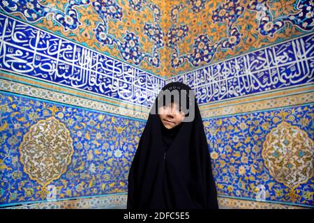 Iran, Ispahan, dans la mosquée Sheikh Lotfollah, portrait d'une fille iranienne portant le niqab hijab Banque D'Images