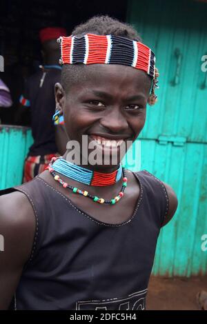 Éthiopie, jeune homme de la tribu Hamar dans le marché de Key Afar, portrait de Hamer Banque D'Images