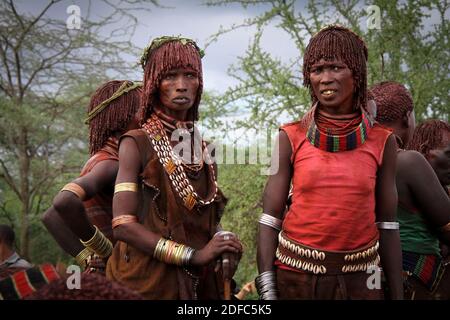 Éthiopie, Omo Valley, deux femmes hamer sont ensemble lors d'une cérémonie de saut à la taureau près de Turmi Banque D'Images