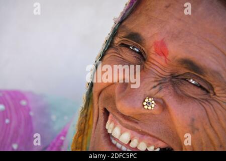 Inde, femme gujarati souriante avec tilak et anneau de nez Banque D'Images