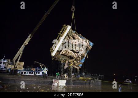 Inde, immersion de la statue de Durga (pandal) dans le fleuve Hooghly pendant la célébration de la Puja de Durga à Kolkata Banque D'Images