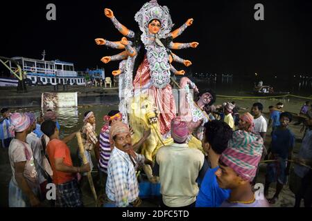 Inde, immersion de la statue de Durga (pandal) dans le fleuve Hooghly pendant la célébration de la Puja de Durga à Kolkata Banque D'Images