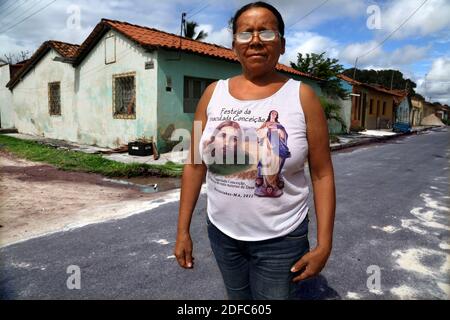 Brésil, Maranhao, femme dans une rue de Barreirinhas avec le t-shirt de Jésus Banque D'Images