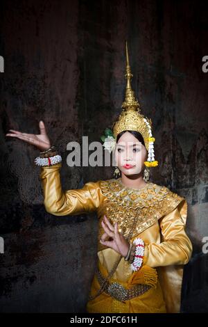 Cambodge, femme habillée comme Apsara à Angkor Wat Banque D'Images