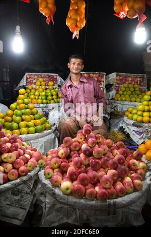 Bangladesh, vendeur de fruits sur le marché de Chittagong Banque D'Images