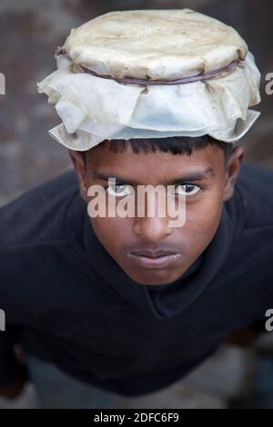 Bangladesh, portrait d'un jeune homme travaillant au port de Chittagong Banque D'Images